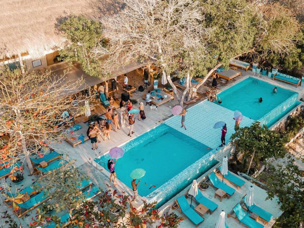 Blue Apple beach club Tierra Bomba