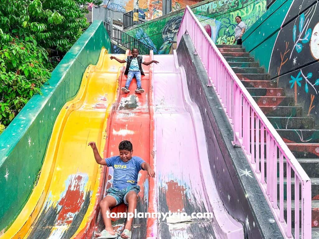 Comuna-13- kids playing