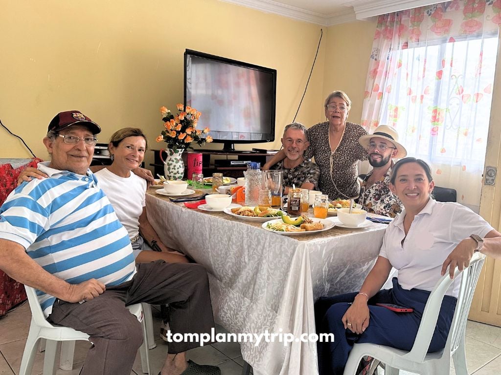 Comuna-13-lunch local family tom