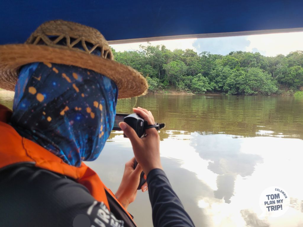 Dolphin Watching Cerros de Mavecure - Guania Colombia - Amazon Gateway (1)