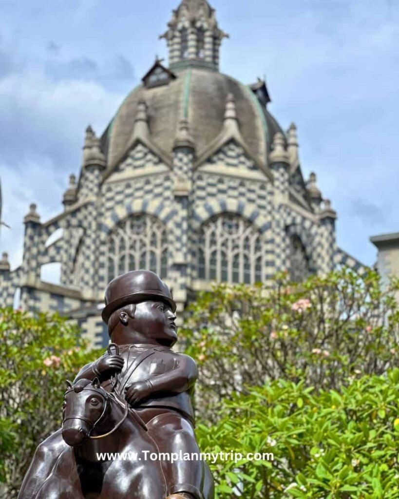 Downtown Medellin plaza botero (2)