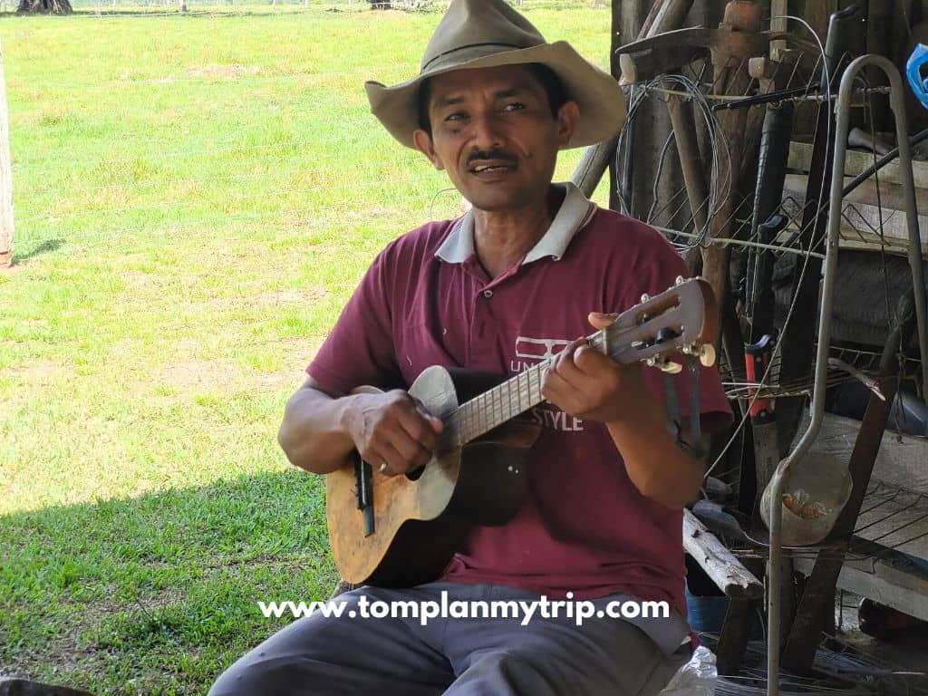 Los Llanos singer quatro llanero (1)