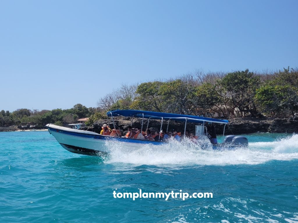 Public Boat Cartagena - Rosario Island